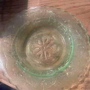 Vintage Tiara Exclusives "Chantilly Green" Sandwich Glass ashtray.
